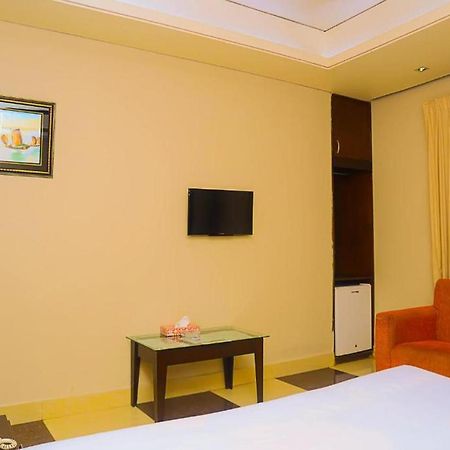 Hotel Royal Living Hotel & Suites Chittagong Bagian luar foto