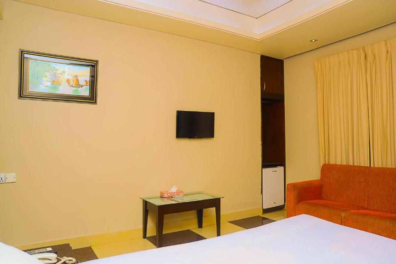 Hotel Royal Living Hotel & Suites Chittagong Bagian luar foto