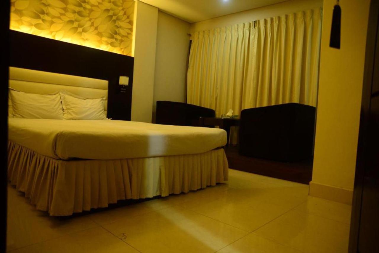 Hotel Royal Living Hotel & Suites Chittagong Bagian luar foto