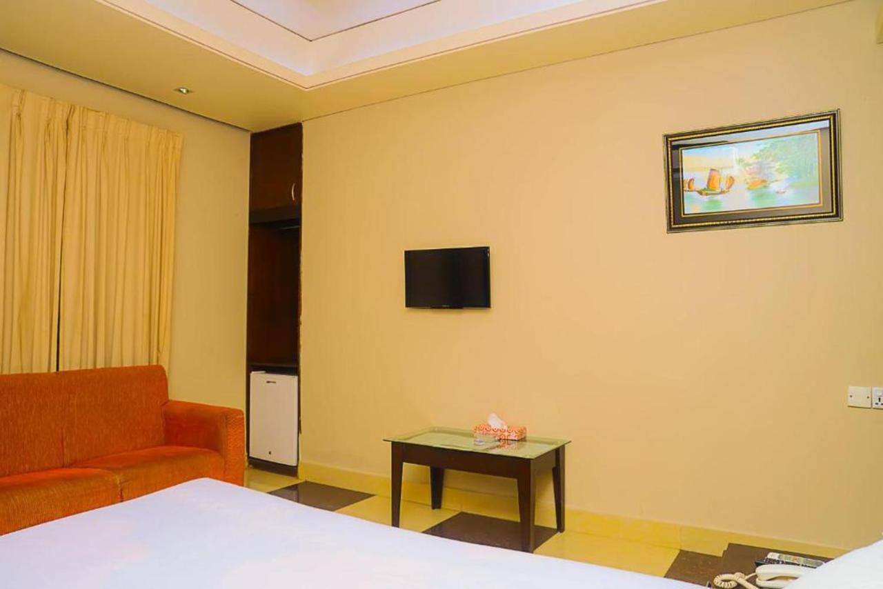 Hotel Royal Living Hotel & Suites Chittagong Bagian luar foto