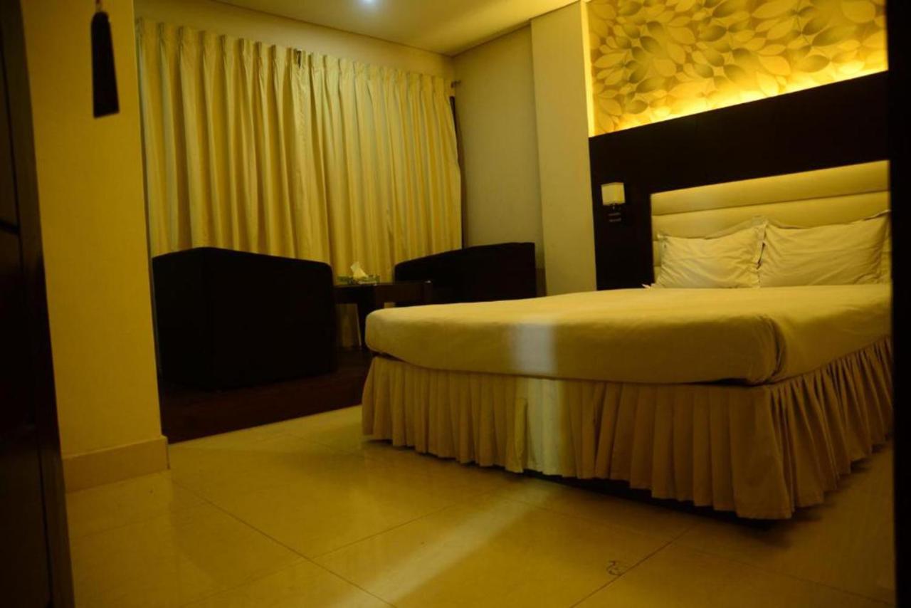 Hotel Royal Living Hotel & Suites Chittagong Bagian luar foto